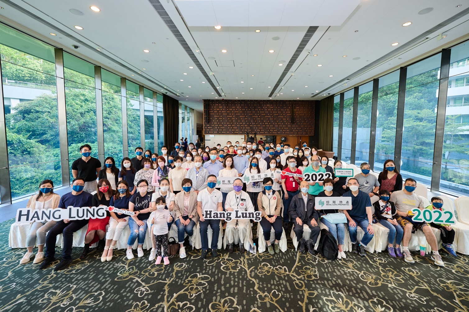 Mr. Ronnie C. Chan, Chair of Hang Lung Properties, takes photos with nearly a hundred employees and their families and friends at the sharing session