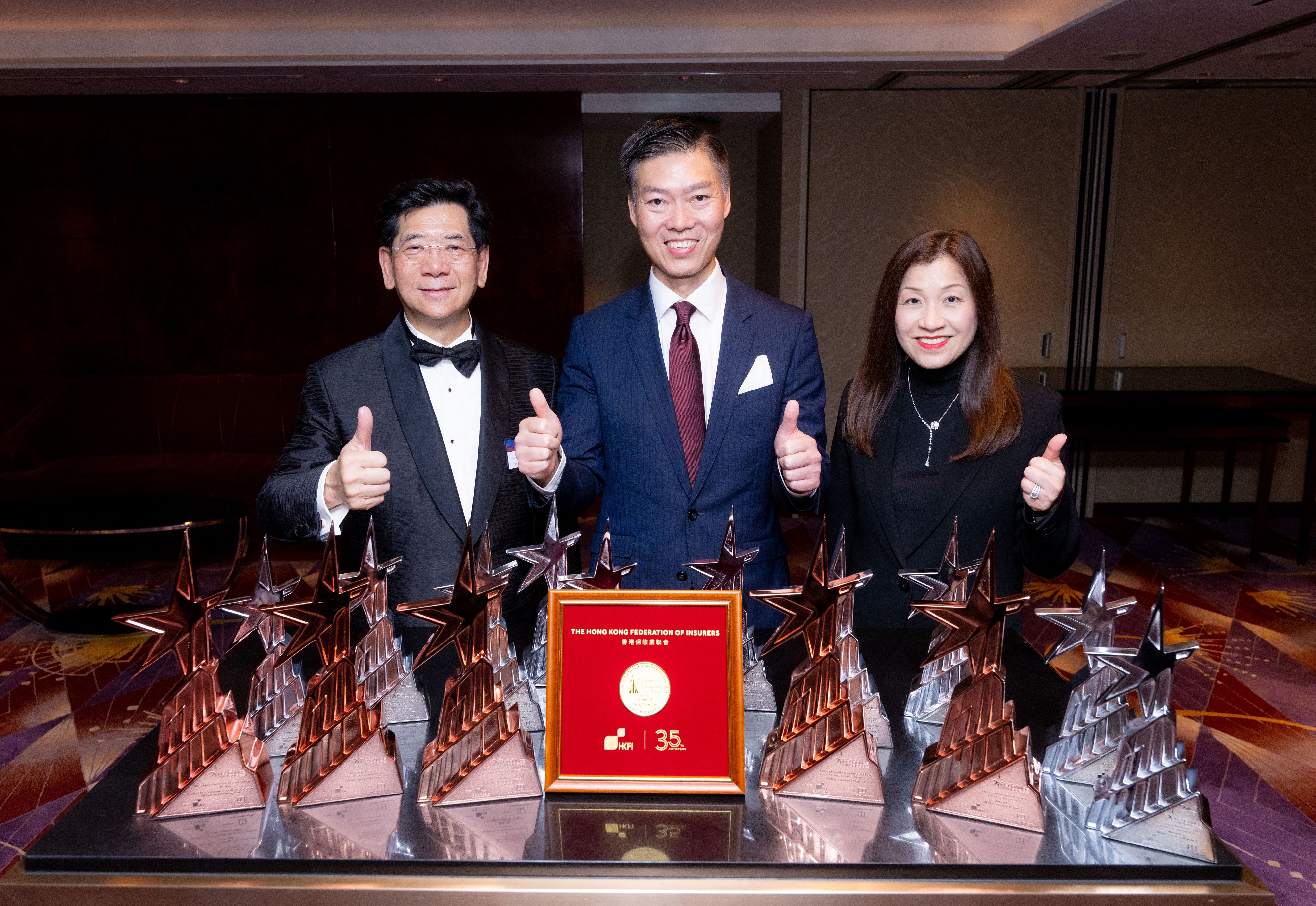 (From left to right) Mr. Samuel Yung, Executive District Director and Honourable Advisor of AIA Hong Kong; Mr. Alger Fung, Chief Executive Officer of AIA Hong Kong & Macau; and Ms. Bonnie Tse, Chief Executive Officer of Blue Cross, receive multiple honours at the “Hong Kong Insurance Awards 2023”.