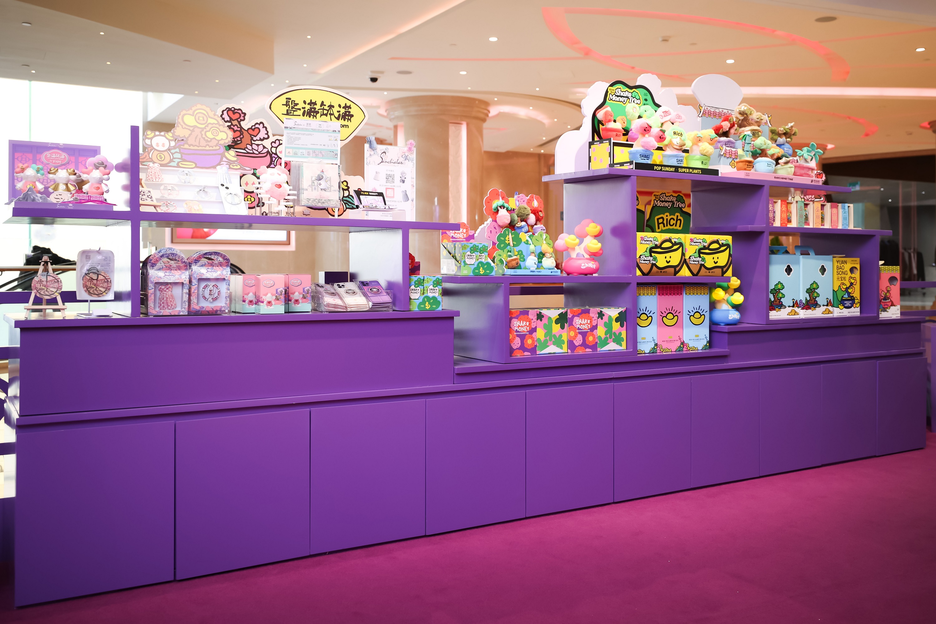 GalaxyArt unveiled an exclusive art boutique, offering a curated collection of meticulously crafted merchandise and limited-edition blind boxes by the featured artists, inviting guests to bring home a piece of this artistic journey.