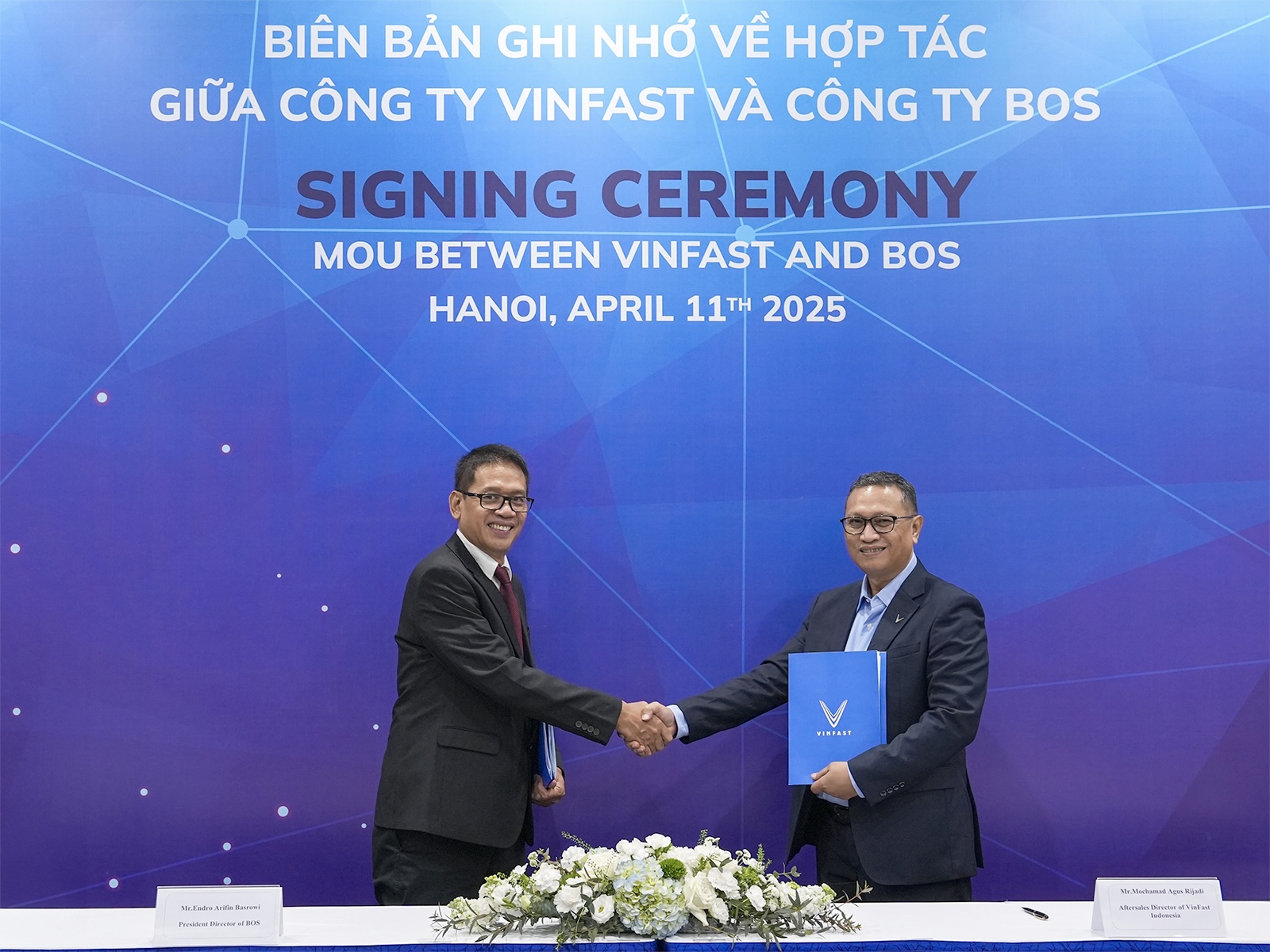 Mr. Mochamad Agus Rijadi (left), Director of Aftersales at VinFast Indonesia, and Mr. Endro Arifin, President Director of PT Penta Artha Impressi (Bengkel BOS), at the MOU signing ceremony.