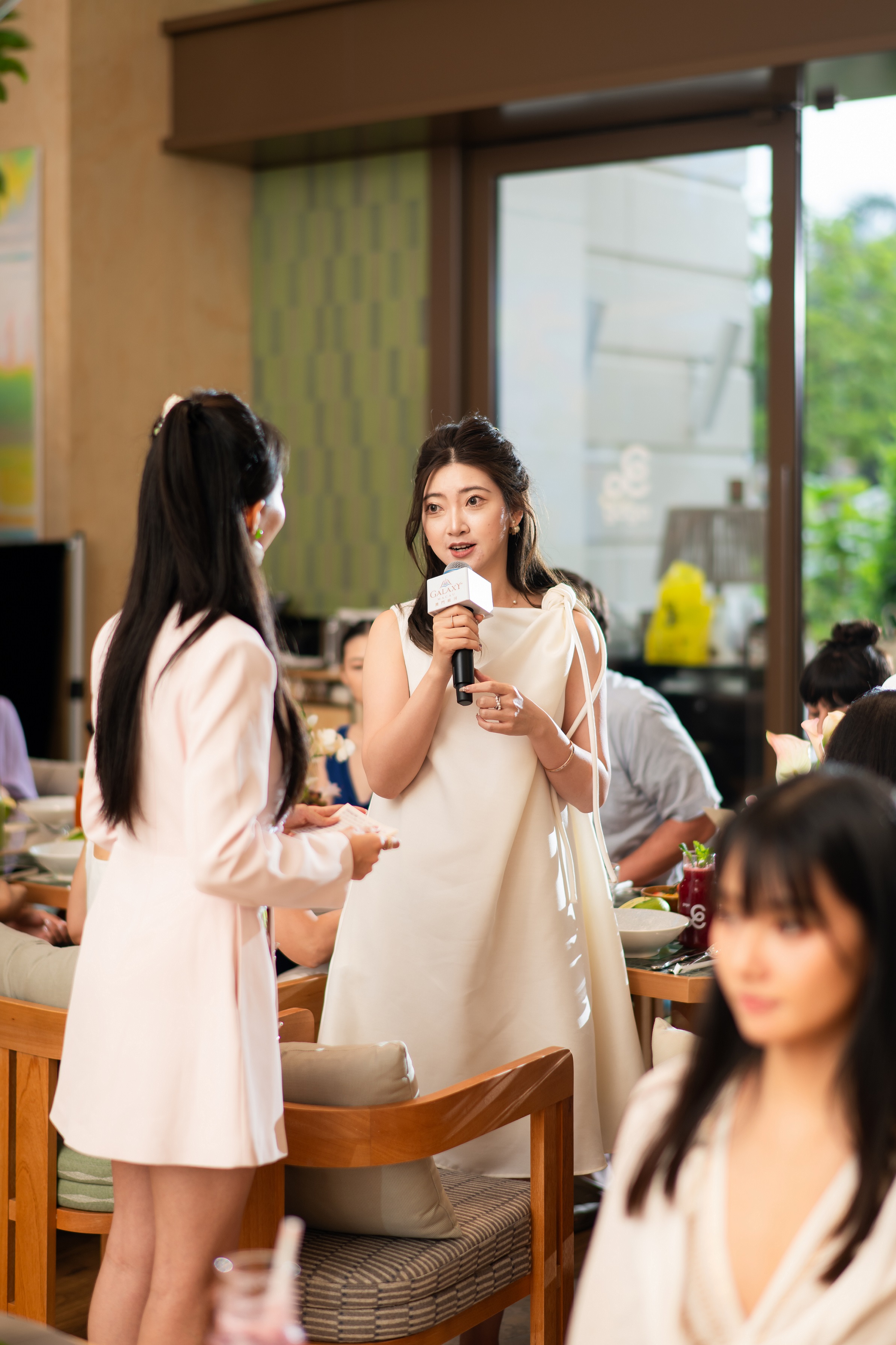 Floral artist Ceng Xi delivered an introduction to the concept behind the table-top floral sets.