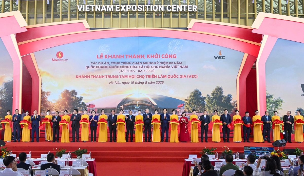 The General Secretary, the Prime Minister, and other delegates cut the ribbon to inaugurate the National Exhibition Fair Center – a key national project.
